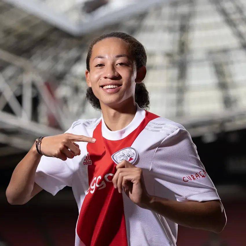 包含阿贾克斯迎CBA常规赛关键赛，集结日战术微调，管理层满意，更衣室氛围转暖的词条